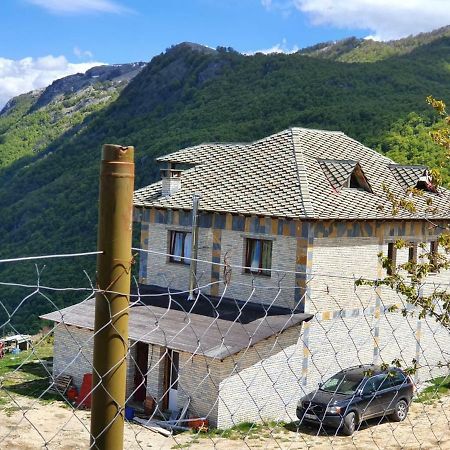 Bujtina E Tomorrit Hotel Ujanik Buitenkant foto