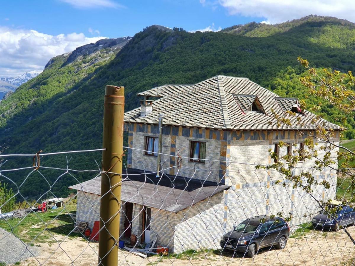 Bujtina E Tomorrit Hotel Ujanik Buitenkant foto