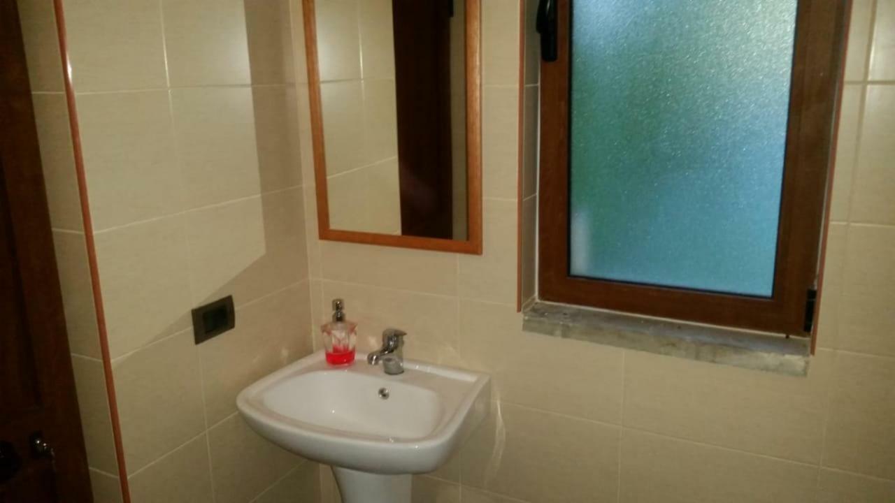 Bujtina E Tomorrit Hotel Ujanik Buitenkant foto