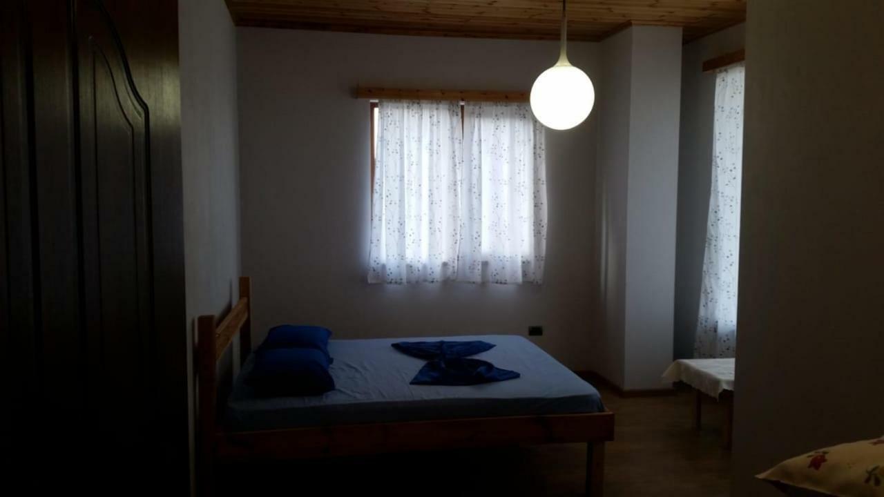 Bujtina E Tomorrit Hotel Ujanik Buitenkant foto