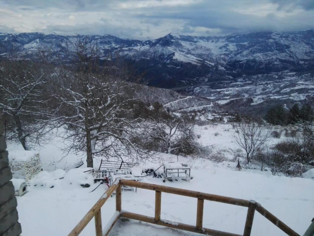 Bujtina E Tomorrit Hotel Ujanik Buitenkant foto